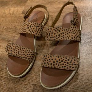 Universal Thread Sandals